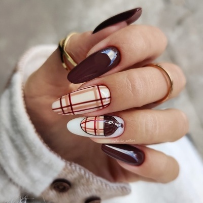 Unhas decoradas castanho, bege, branco com padrão xadrez e anéis dourados