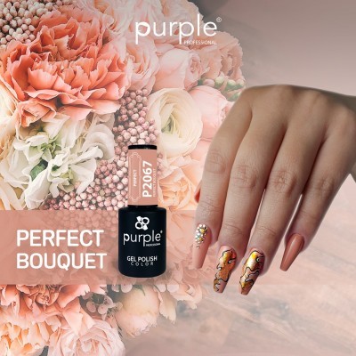 Verniz em fundo floral com mão com unhas decoradas