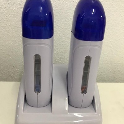 Dois aparelhos brancos com tampas azuis em suportes de carregamento cinzentos