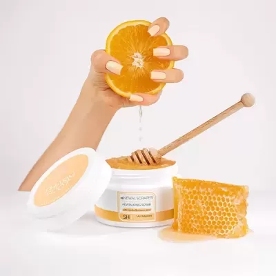 Frasco de creme com laranja e favo de mel em fundo branco