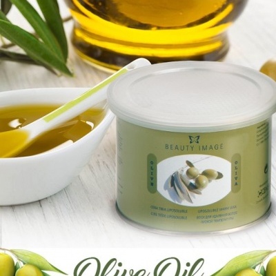 Creme corporal com azeite da marca Beauty Image com azeite e azeitonas ao fundo