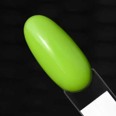 Prego artificial verde-limão oval em amostra transparente com fundo preto