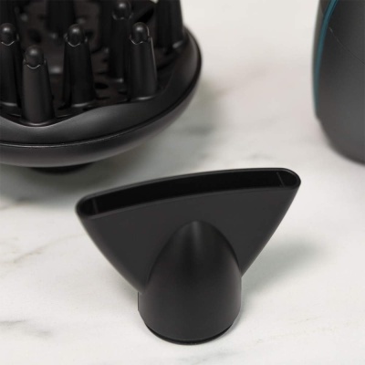 Acessórios pretos para secador de cabelo sobre fundo branco