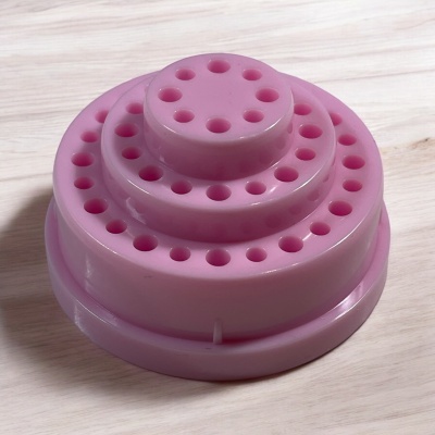 Suporte organizador rosa em plástico com furos, três camadas concêntricas