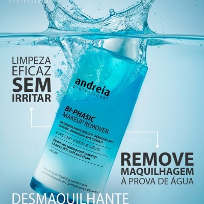 Frasco de desmaquilhante bifásico Andreia Professional com líquido azul submerso em água.