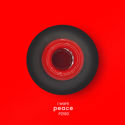 Objeto redondo preto e vermelho sobre fundo vermelho com texto i want peace P2193