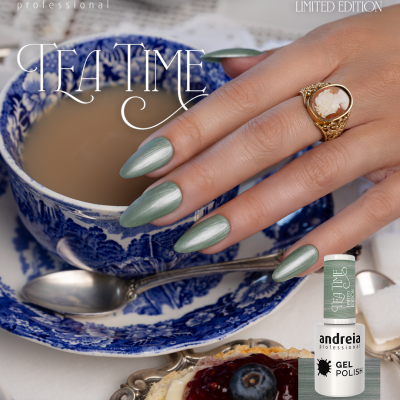 Mão com unhas verdes peroladas junto a chávena azul e branca, bolinho e frasco de Gel Polish