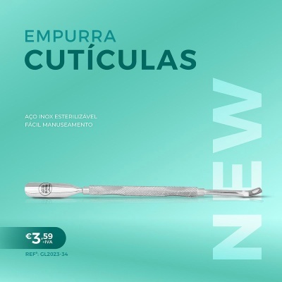 Empurrador de cutículas em aço inox prateado sobre fundo verde claro com texto promocional.