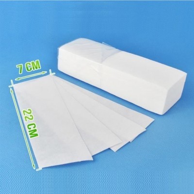 Lenços de papel brancos com dimensões 7 cm por 22 cm sobre fundo azul