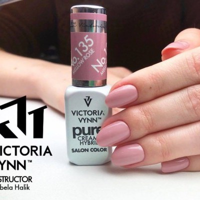Frasco de verniz de unhas Victoria Vynn Pure Cream Hybrid cor Shadow Rose com mão feminina ao lado