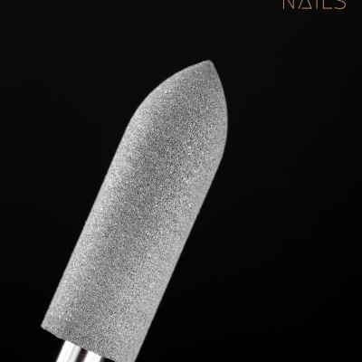 Instrumento de manicure cinza com textura metálica em fundo preto com texto SAUTE NAILS