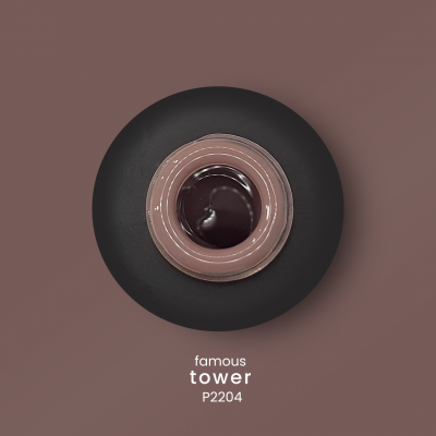 Frasco preto com tampa rosa aberto visto de cima com líquido castanho dentro