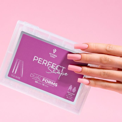 Caixa transparente com etiquetas roxas de produtos para unhas