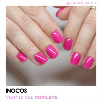Unhas pintadas com verniz gel rosa chiclete