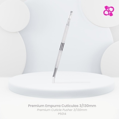 Empurra cutículas metálico prateado sobre suporte branco com texto e logótipo rosa