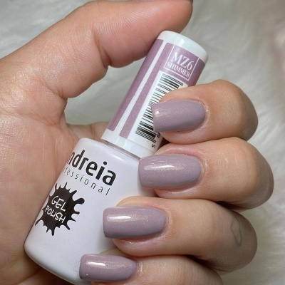 Frasco de verniz gel branco Andeia com unhas pintadas cinza lilás
