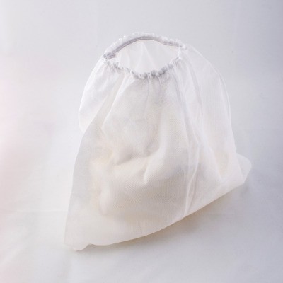 Saco branco translúcido com abertura elástica em fundo branco