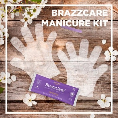 Kit de manicure BRAZZCARE com luvas transparentes, lima roxa e embalagem roxa sobre fundo de madeira com flores brancas
