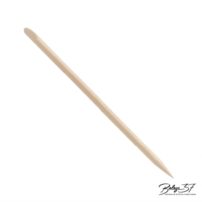 Palito de unha em madeira clara com extremidades diferentes