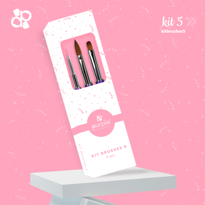 Kit de três pincéis de maquiagem em embalagem branca e rosa com texto