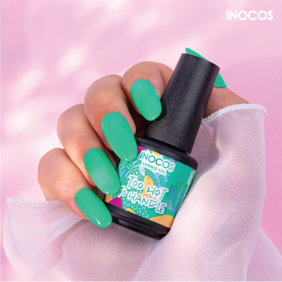 Frasco de verniz gel INOCOS cor verde com rótulo colorido e unhas pintadas na mesma cor