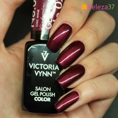 Frasco de verniz gel preto com unhas pintadas vinho metálico