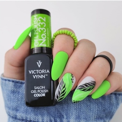 Mão com unhas verdes e desenhos artísticos segurando frasco de verniz gel Victoria Vynn