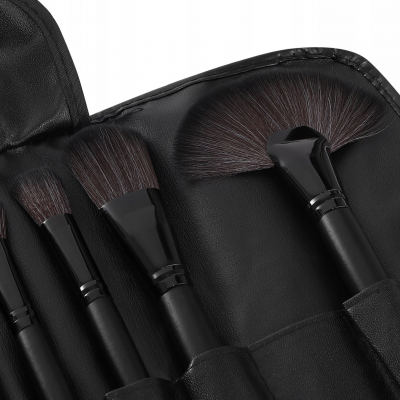 Conjunto de pincéis de maquilhagem em suporte preto com cinco pincéis de diferentes tamanhos