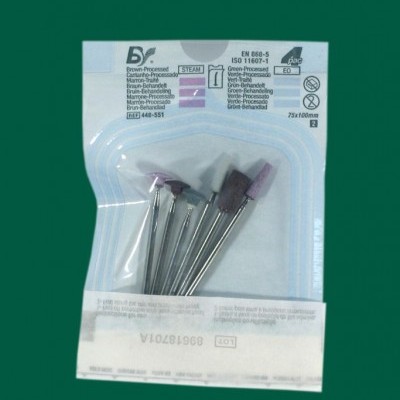 Pacote transparente com escovas abrasivas metálicas e cabeças roxas, texto técnico impresso.