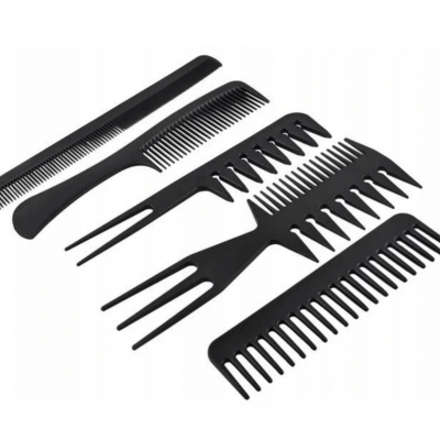 Cinco pentes pretos de plástico de diferentes tamanhos e formatos