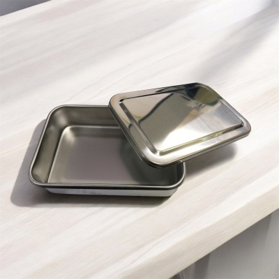 Recipiente quadrado de metal prateado com tampa removível