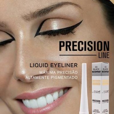 Imagem de mulher com maquiagem de eyeliner preto e produto Precision Line Liquid Eyeliner da Andreia Professional