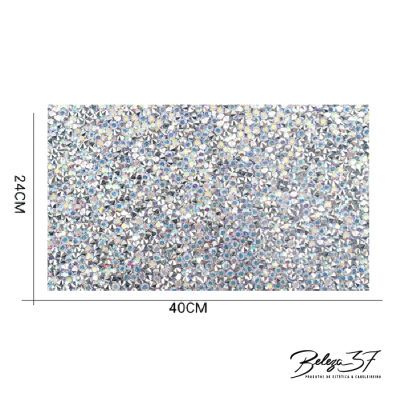 Manta de strass retangular prateada com reflexos coloridos e dimensões 24x40cm