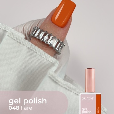 Unha pintada com verniz gel laranja e anel prateado com pedras claras