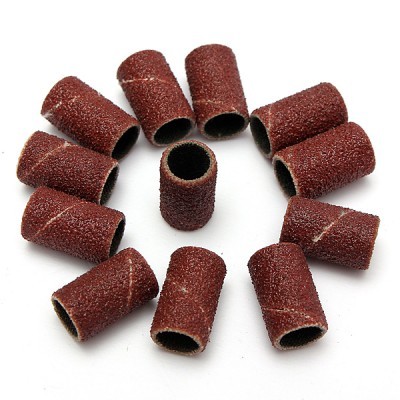 12 mangas abrasivas castanho avermelhado em círculo sobre fundo branco
