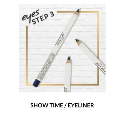 Três lápis delineadores brancos para olhos com tampas escuras em fundo branco com padrão de tijolo