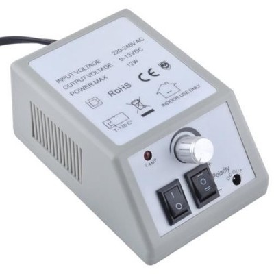 Adaptador elétrico cinzento com chaves e botão com etiqueta técnica