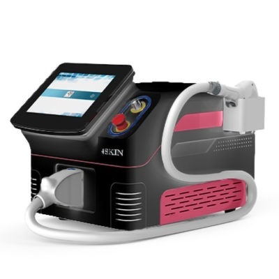 Aparelho tecnológico de estética preto e rosa com ecrã táctil e aplicador com mangueira branca