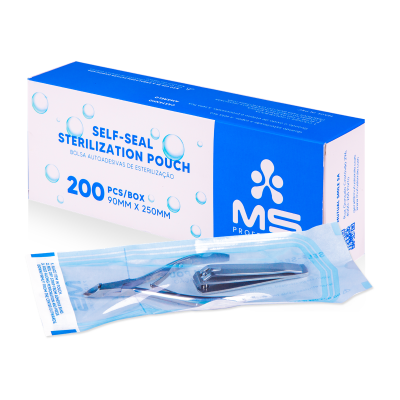 Caixa de sacos de esterilização autoaderentes e instrumento metálico esterilizado num saco transparente