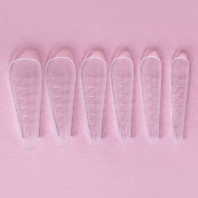 Seis palmilhas transparentes em plástico alinhadas sobre fundo rosa