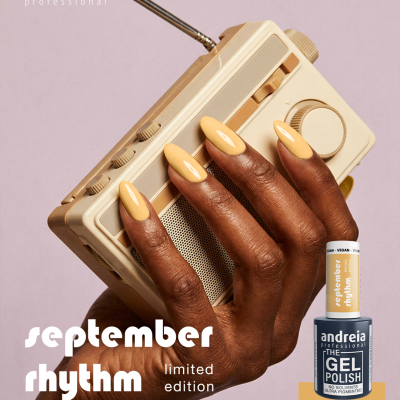 Verniz gel amarelo da andreia professional com mão segurando rádio retro