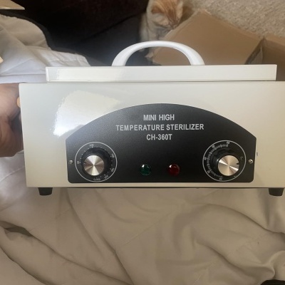 Esterilizador Mini High branco com botões e luzes de controlo.