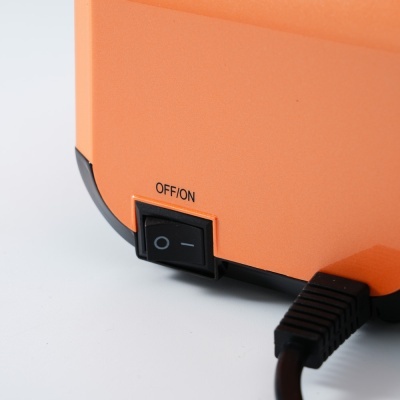 Interruptor preto ON/OFF em dispositivo laranja com texto OFF/ON