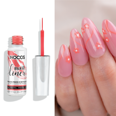 Frasco de esmalte Inocos e unhas decoradas com flores rosa e salmão.