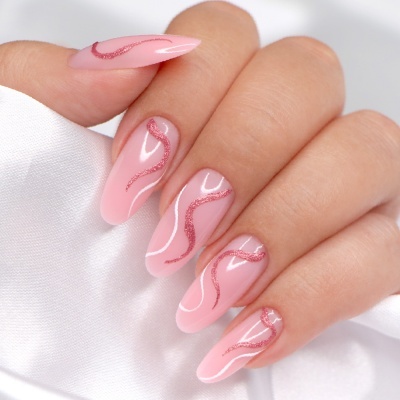 Unhas postiças com verniz rosa e decoração em glitter rosa