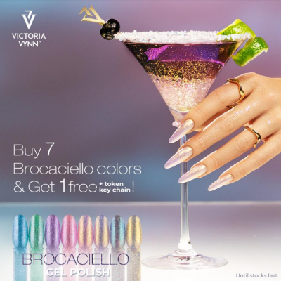 Copo de cocktail decorado com lima e azeitona ao lado de mão feminina com unhas em gel verniz cintilante da coleção Brocaciello da VICTORIA VYNN