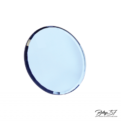 Lente azul redonda com borda preta sobre fundo branco