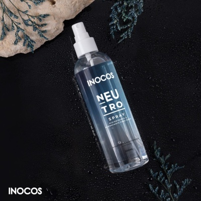 Frasco de spray transparente com rótulo azul e texto branco