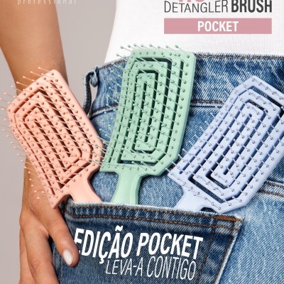 Três escovas de cabelo coloridas no bolso de umas calças de ganga.