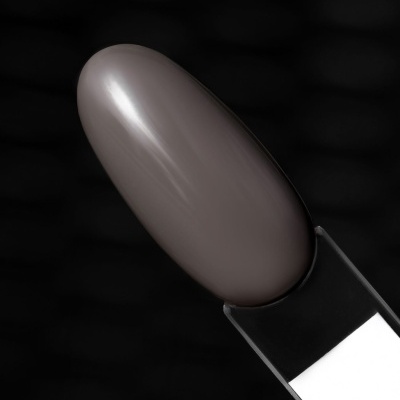 Amostra de esmalte castanho em paleta de plástico